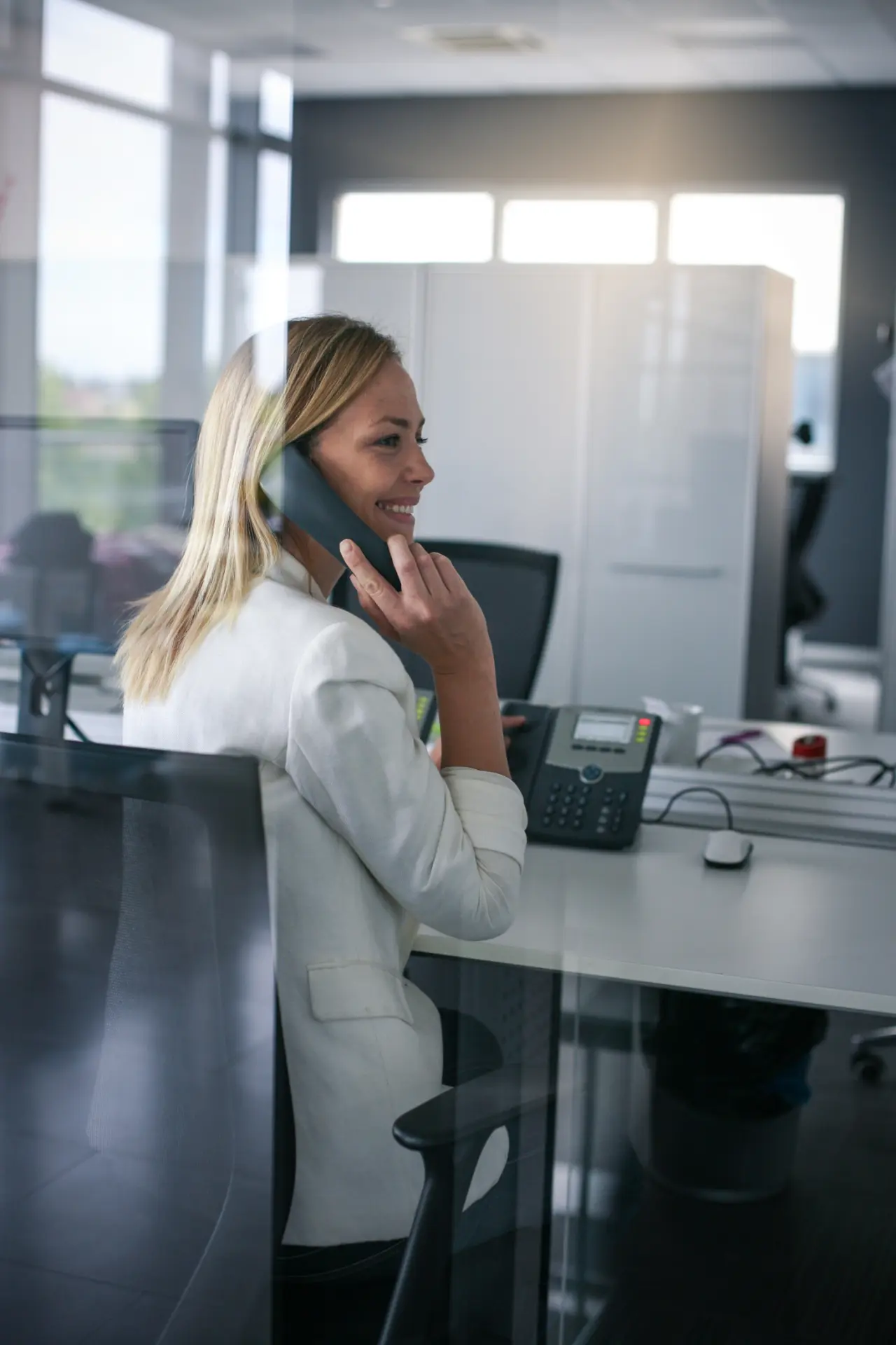 Virtual receptionist answering a call at a practice front desk